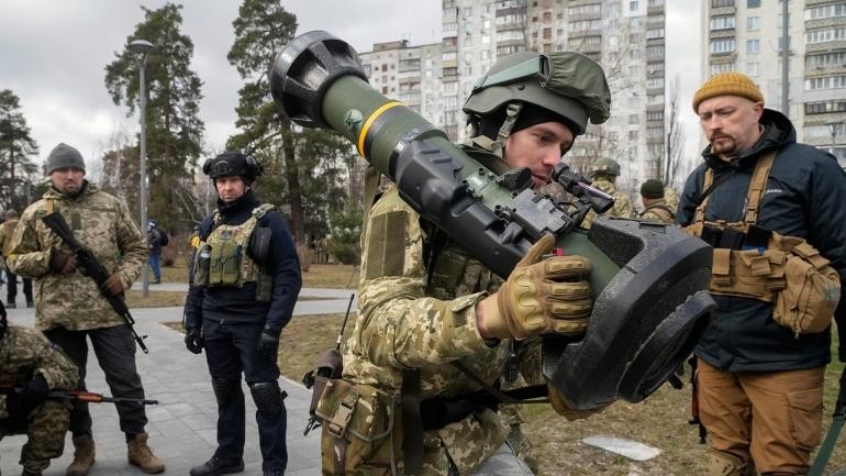 Một số lượng rất lớn tên lửa chống tăng Javelin được lấy từ kho dự trữ của Mỹ và các nước NATO để cung cấp cho Ukraine (Ảnh: aljazeera.net).