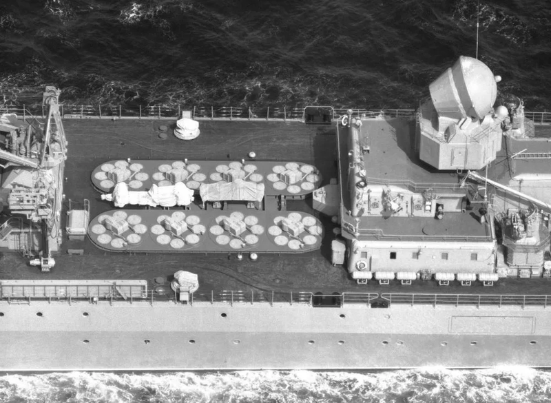 8 cụm giếng phóng S-300F trên tàu tuần dương Nguyên soái Ustinov (Ảnh: QQ). 8 cụm giếng phóng S-300F trên tàu tuần dương Nguyên soái Ustinov (Ảnh: QQ).