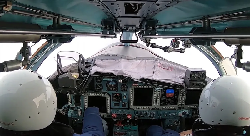 Su-34 có hai chỗ ngồi, phía Ukraine yêu cầu phi công Nga sát hại người bạn đồng hành trước khi đào tẩu cùng máy bay (Ảnh: Guancha). Su-34 có hai chỗ ngồi, phía Ukraine yêu cầu phi công Nga sát hại người bạn đồng hành trước khi đào tẩu cùng máy bay (Ảnh: Guancha).