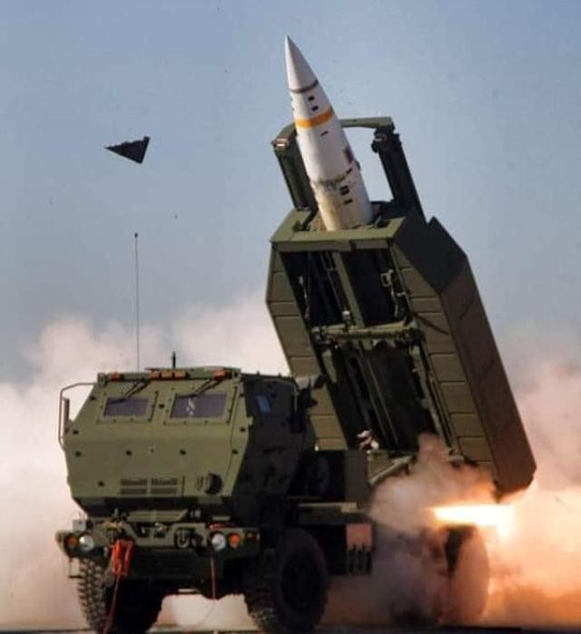 Bệ phóng M142 HIMARS có thể sử dụng để phóng tên lửa chiến thuật có tầm bắn 300 km (Ảnh: UDN). Bệ phóng M142 HIMARS có thể sử dụng để phóng tên lửa chiến thuật có tầm bắn 300 km (Ảnh: UDN).