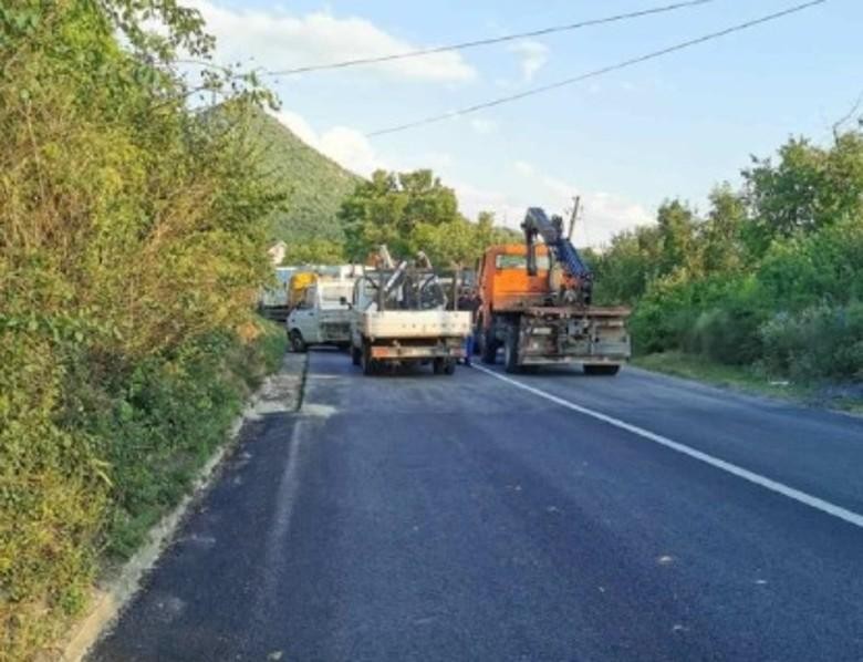 Người Serb ở Kosovo mang xe tải chặn đường quốc lộ để chống chính quyền (Ảnh: Dongfang).