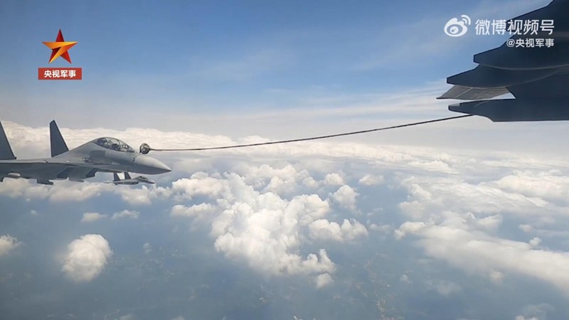 CCTV cũng đưa hình ảnh máy bay Yunyou-20 tiếp dầu trên không cho J-16 (Ảnh: CCTV Military).