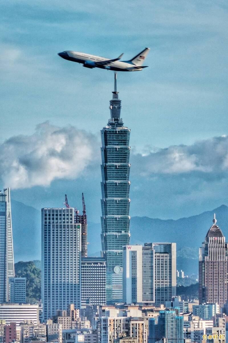 Chuyên cơ chở bà Pelosi bay qua Tháp 101 Đài Bắc sau khi cất cánh ở sân bay Tùng Sơn (Ảnh: LTN). Chuyên cơ chở bà Pelosi bay qua Tháp 101 Đài Bắc sau khi cất cánh ở sân bay Tùng Sơn (Ảnh: LTN).