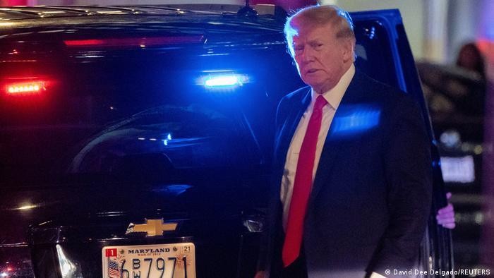 Khi dinh thự Mar-a-Lago bị các nhân viên FBI khám xét, ông Trump không có mặt ở nhà (Ảnh: Reuters).