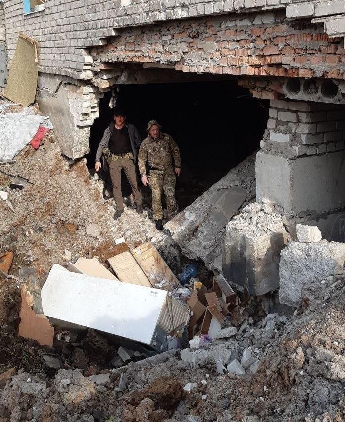 NEXTA đăng ảnh ông Yevgeny Prigozhin (bên phải) thị sát hiện trường sau vụ oanh kích. NEXTA đăng ảnh ông Yevgeny Prigozhin (bên phải) thị sát hiện trường sau vụ oanh kích.