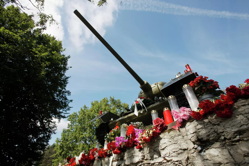 Thường ngày, nhiều người dân Narva đến đặt hoa tại tượng đài (Ảnh: Sputnik).