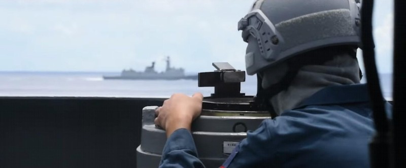 Tàu Hải quân Đài Loan giám sát tàu PLA (Ảnh: Hk01). Tàu Hải quân Đài Loan giám sát tàu PLA (Ảnh: Hk01).