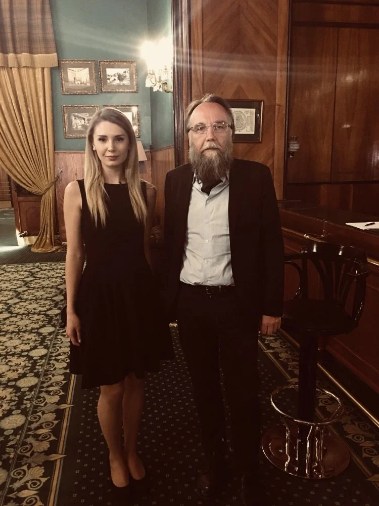 Cha con ông Dugin - Darya (Ảnh: QQ). Cha con ông Dugin - Darya (Ảnh: QQ).