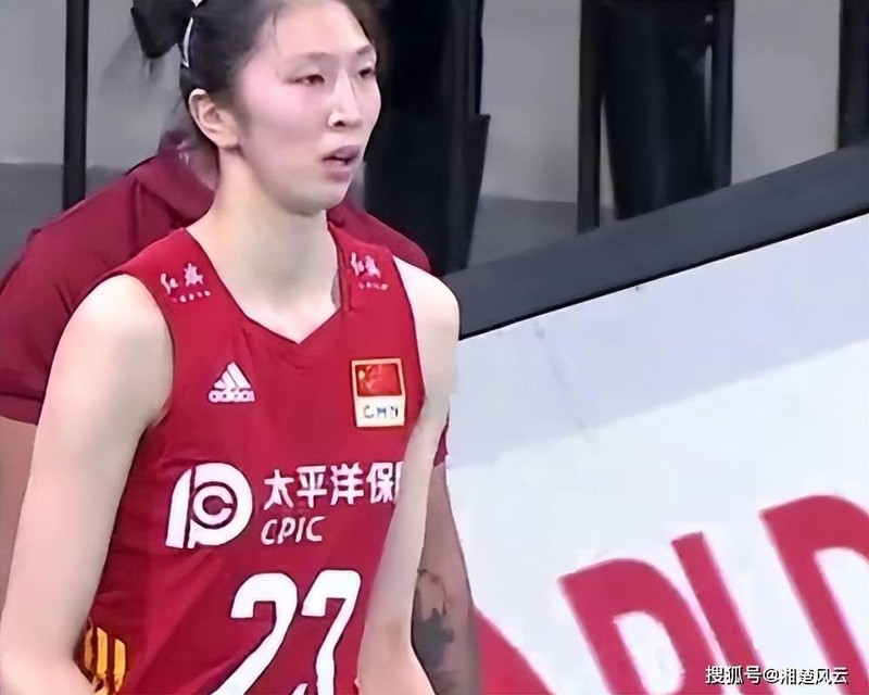 Các cầu thủ lần lượt tự tháo bỏ khẩu trang (Ảnh: Sohu). Các cầu thủ lần lượt tự tháo bỏ khẩu trang (Ảnh: Sohu).