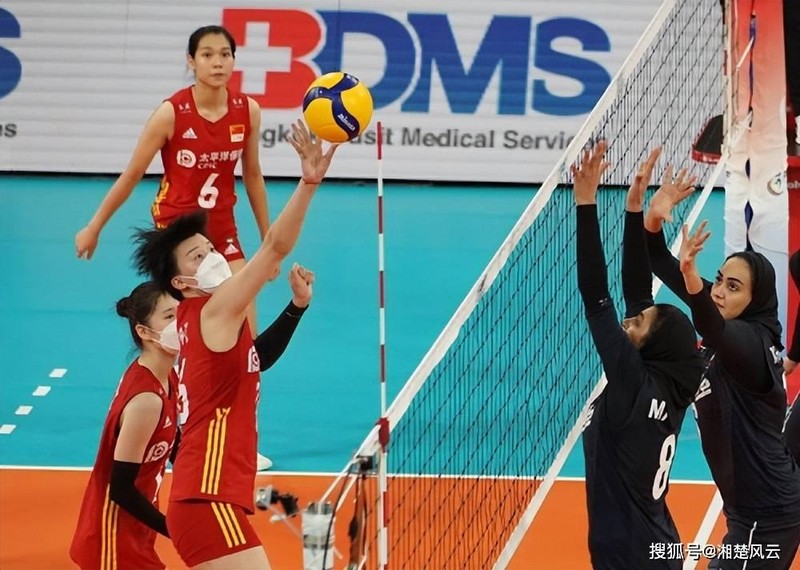 Do mang khẩu trang chơi bóng, đội nữ Trung Quốc đã bị thua Iran trong ván đấu đầu tiên (Ảnh: Sohu). Do mang khẩu trang chơi bóng, đội nữ Trung Quốc đã bị thua Iran trong ván đấu đầu tiên (Ảnh: Sohu).