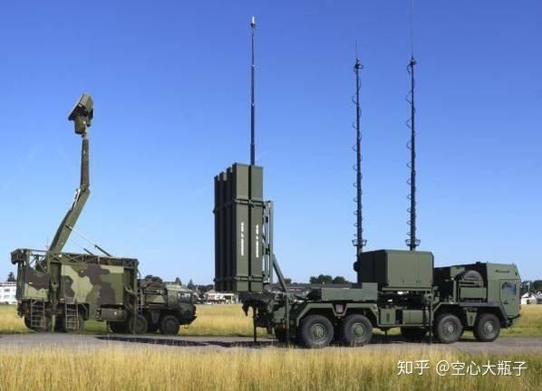 Radar của hệ thống phòng không IRIS-T SL (Ảnh: Zhihu). Radar của hệ thống phòng không IRIS-T SL (Ảnh: Zhihu).