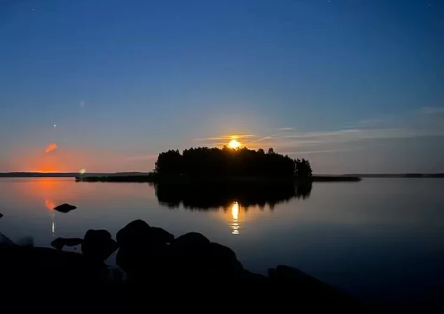 Ngọn lửa cháy ở Nhà máy LNG Portovaya nhìn từ Phần Lan (Ảnh: QQ).