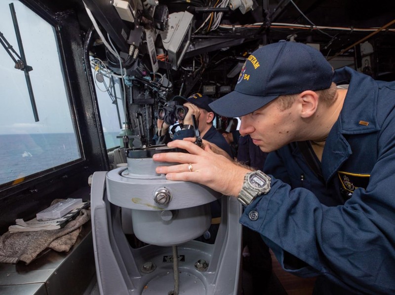Sĩ quan trên tàu USS Chancellorsville quan sát hoạt động của PLA trên biển (Ảnh: HĐ7). Sĩ quan trên tàu USS Chancellorsville quan sát hoạt động của PLA trên biển (Ảnh: HĐ7).