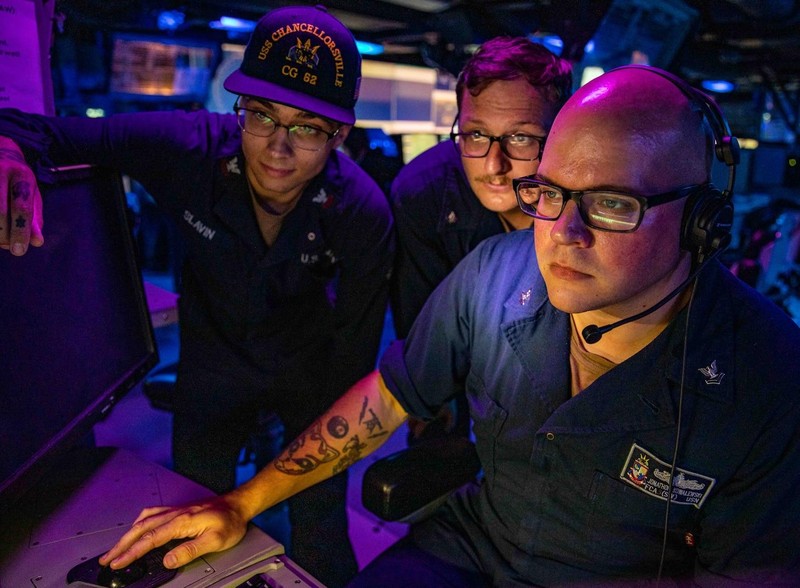 Các sĩ quan trên tàu USS Chancellorsville theo dõi tình hình qua màn hình (Ảnh: HĐ7) Các sĩ quan trên tàu USS Chancellorsville theo dõi tình hình qua màn hình (Ảnh: HĐ7)