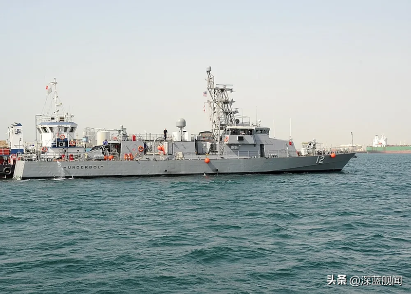 Tàu tuần tra USS Thunderbolt của Hải quân Mỹ được điều đến giải vây (Ảnh: Toutiao).