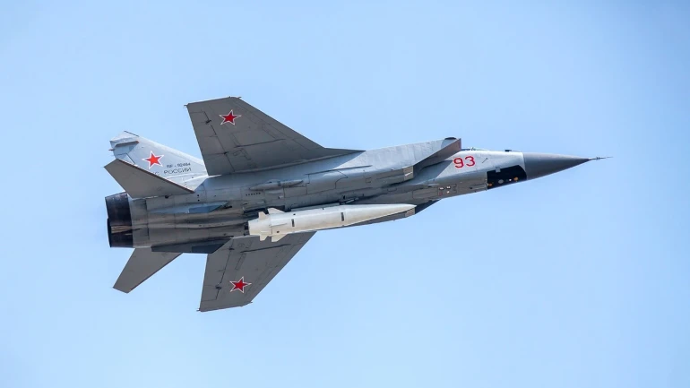 Tiêm kích MiG-31 mang tên lửa siêu thanh Kinjal (Ảnh: Aljazeera). Tiêm kích MiG-31 mang tên lửa siêu thanh Kinjal (Ảnh: Aljazeera).