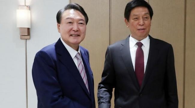 Tổng thống Hàn Quốc Yoon Suk-yeol (trái) gặp Chủ tịch Quốc hội Trung Quốc Lật Chiến Thư (Ảnh: LTN). Tổng thống Hàn Quốc Yoon Suk-yeol (trái) gặp Chủ tịch Quốc hội Trung Quốc Lật Chiến Thư (Ảnh: LTN).