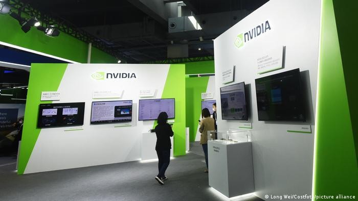 Mỹ có kế hoạch hạn chế AMD và Nvidia bán chip AI và thiết bị sản xuất chip cho Trung Quốc (Ảnh: Deutsche Welle).