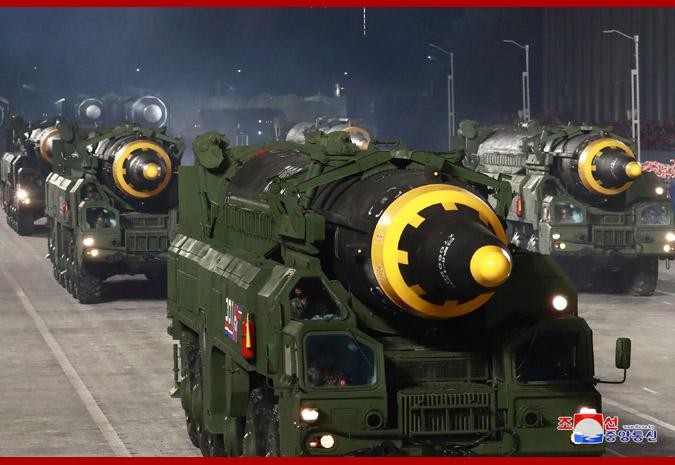 Tên lửa Hwasong-12 tại một cuộc diễu binh (Ảnh: KCNA). Tên lửa Hwasong-12 tại một cuộc diễu binh (Ảnh: KCNA).