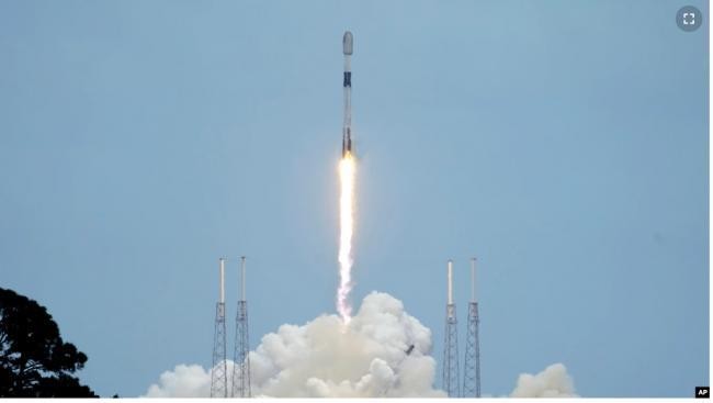 Tên lửa Falcon-9 của SpaceX phóng hôm 21/4 mang theo 53 vệ tinh Starlink lên quỹ đạo (Ảnh: AP). Tên lửa Falcon-9 của SpaceX phóng hôm 21/4 mang theo 53 vệ tinh Starlink lên quỹ đạo (Ảnh: AP).