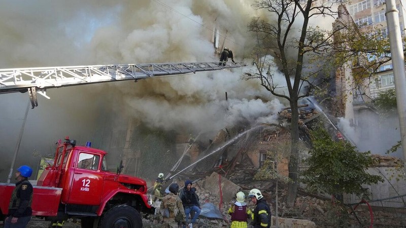 Một đám cháy được cho là do UAV Nga gây ra ở Kiev hôm 17/10 (Ảnh: AP).