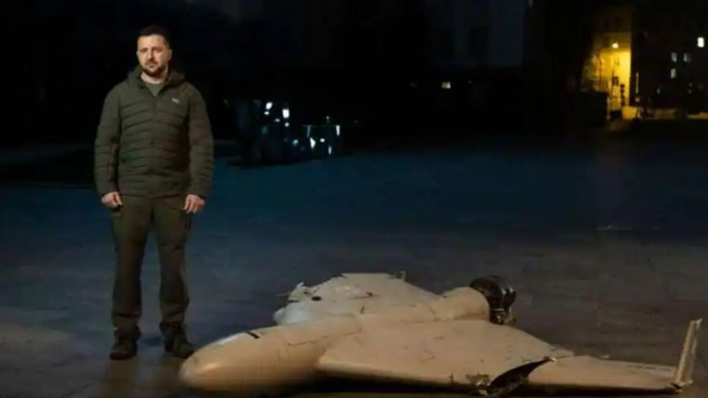 Tổng thống Ukraine Zelensky và một chiếc UAV bị rơi (Ảnh: RFI). Tổng thống Ukraine Zelensky và một chiếc UAV bị rơi (Ảnh: RFI).