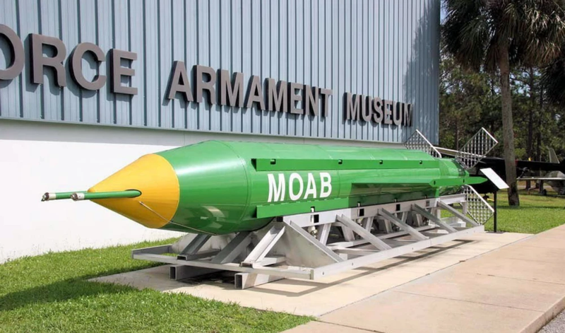 Bom MOAB GBU-43/B của Mỹ (Ảnh: QQ).