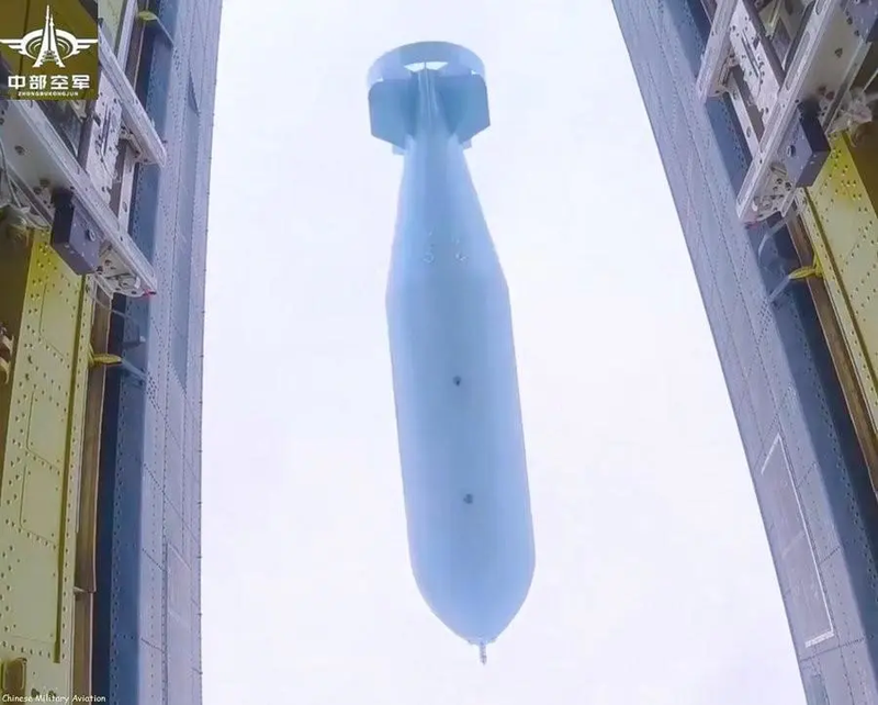 Bom MOAB Trung Quốc rời khỏi khoang vũ khí chiếc H-6K (Ảnh: QQ).