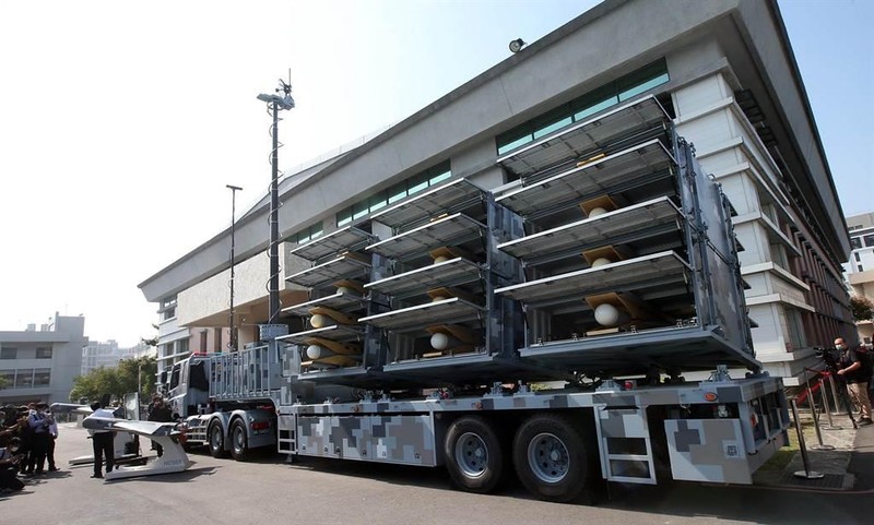 Mỗi xe phóng có thể mang và phóng 12 chiếc Jianxiang (Ảnh: Chinatimes).