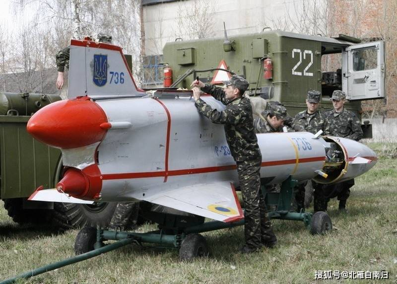 Binh sĩ Ukraine triển khai UAV Tu-141 (Ảnh: Sohu). Binh sĩ Ukraine triển khai UAV Tu-141 (Ảnh: Sohu).