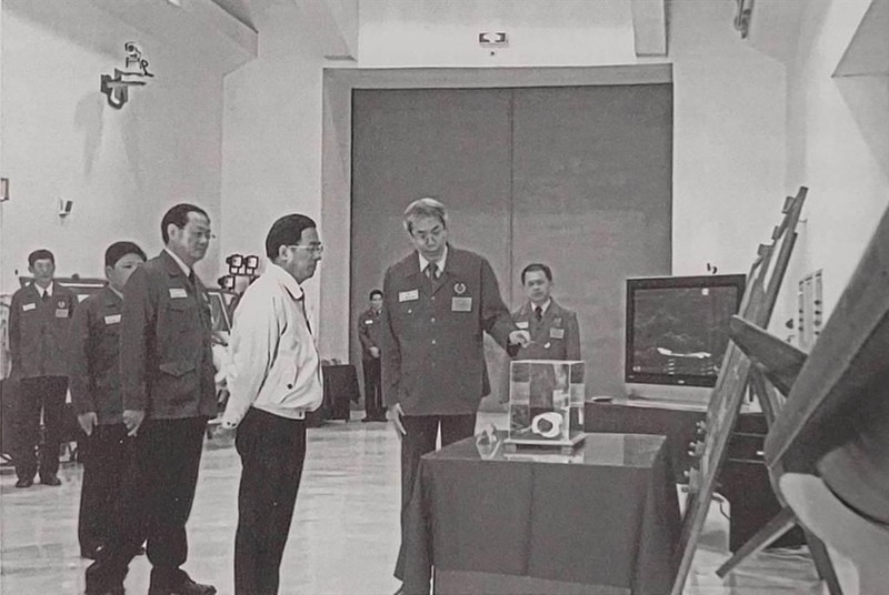 Ông Trần Thủy Biển (áo trắng) đến thăm Viện Khoa học Trung Sơn, nghe giới thiệu về dự án phát triển tên lửa (Ảnh: Chinatimes).