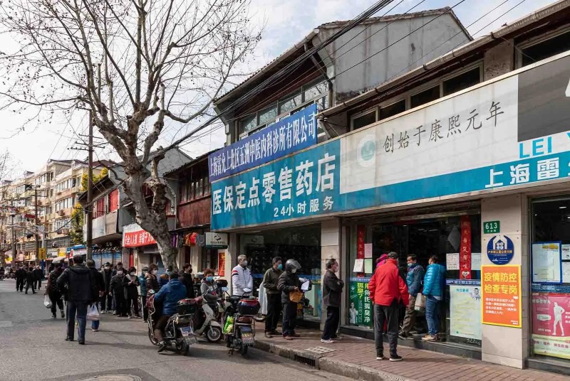 Dòng người xếp hàng mua thuốc Liên Hoa Thanh Ôn tại một hiệu thuốc ở Thượng Hải (Ảnh: Shutterstock).
