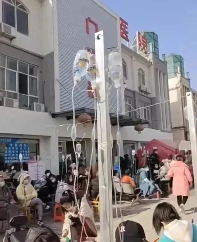 Người dân bị sốt quá nhiều phải xếp hàng chờ truyền dịch ngoài sân bệnh viện (Ảnh: Creaders), Người dân bị sốt quá nhiều phải xếp hàng chờ truyền dịch ngoài sân bệnh viện (Ảnh: Creaders),