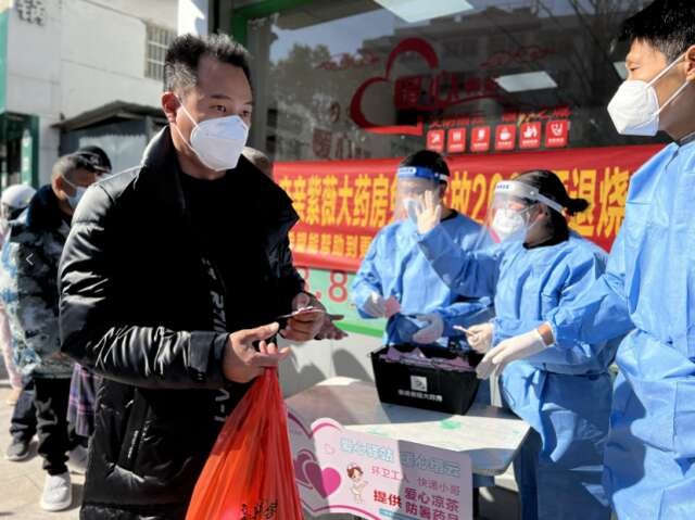 Nhiều địa phương tổ chức phát thuốc hạ sốt và điều trị Nhiễm SARS-CoV-2 cho dân chúng (Ảnh: CNS). Nhiều địa phương tổ chức phát thuốc hạ sốt và điều trị Nhiễm SARS-CoV-2 cho dân chúng (Ảnh: CNS).