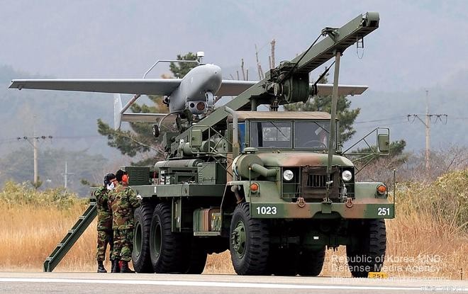 UAV của Quân đội Hàn Quốc và xe phóng cơ động (Ảnh: NetEasy). UAV của Quân đội Hàn Quốc và xe phóng cơ động (Ảnh: NetEasy).