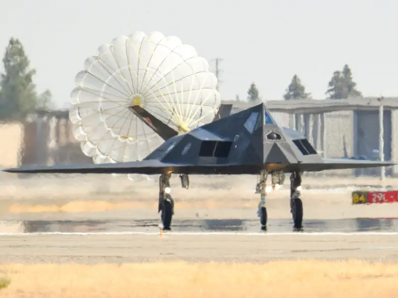 Một chiếc F-117 Nighthawk hạ cánh sau chuyến bay vào tháng 9/2021 (Ảnh: USAF).