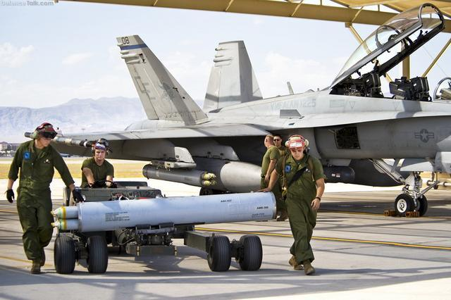 Lắp dàn tên lửa Zuni lên máy bay F-18 của Hải quân Mỹ (Ảnh: Sohu).