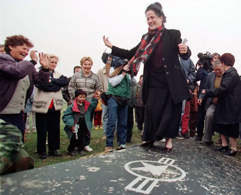 Người dân Serbia vui mừng nhảy múa trên mảnh xác chiếc F-117 Nighthawk bị bắn hạ ở Belgrade ngày 28/3/1999 (Ảnh: Reuters).