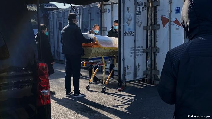 Nhân viên một lò thiêu ở Bắc Kinh đưa thi thể vào trữ trong container lạnh (Ảnh: Getty). Nhân viên một lò thiêu ở Bắc Kinh đưa thi thể vào trữ trong container lạnh (Ảnh: Getty).