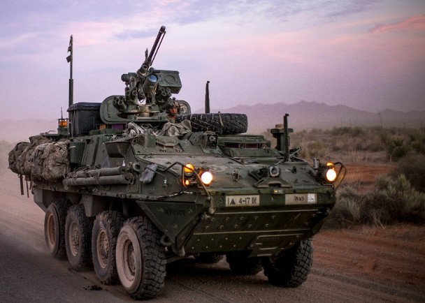 Xe bọc thép chở quân Striker được cho là có tính năng tốt hơn xe Bradley (Ảnh: Đông Phương).