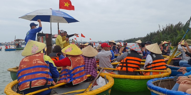 Du khách Trung Quốc ở Hội An, ngày 20/1/2023 (Ảnh: Lan Phương). Du khách Trung Quốc ở Hội An, ngày 20/1/2023 (Ảnh: Lan Phương).