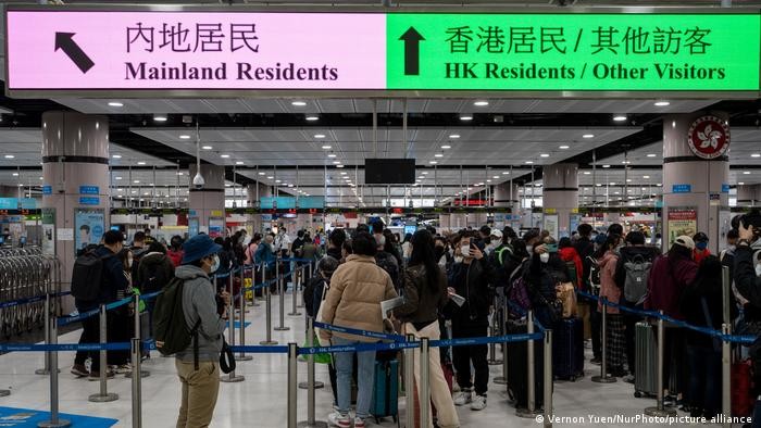 Sau khi Hồng Kông nới lỏng các biện pháp phòng dịch, du khách Đại Lục kéo sang rất đông (Ảnh: Deutsche Welle). Sau khi Hồng Kông nới lỏng các biện pháp phòng dịch, du khách Đại Lục kéo sang rất đông (Ảnh: Deutsche Welle).