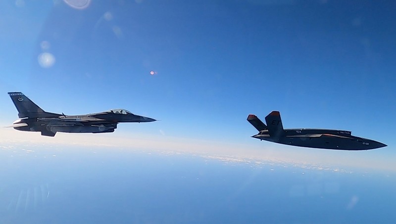 XQ-58A (trước) bay cùng F-16 Viper (Ảnh: USAF).