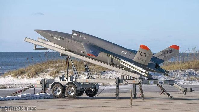 XQ-58A trên bệ phóng với 4 tên lửa đẩy ở phía dưới hai bên đuôi (Ảnh: USAF)