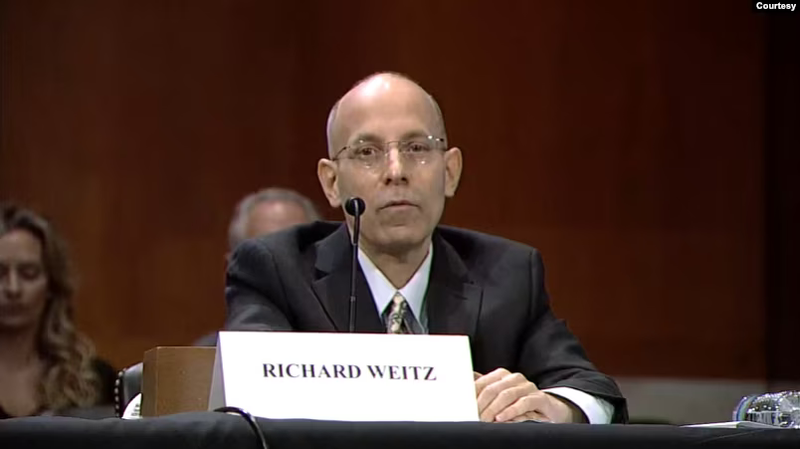 Ông Richard Weitz, nghiên cứu viên cấp cao và Giám đốc Trung tâm Phân tích Chính trị và Quân sự thuộc Viện Hudson (Ảnh: VOA).