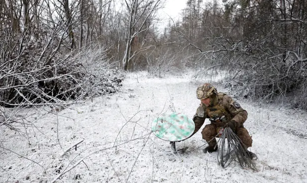Binh sĩ Quân đội Ukraine triển khai một thiết bị đầu cuối tại mặt trận ở Luhansk, miền Đông Ukraine (Ảnh: Reuters). Binh sĩ Quân đội Ukraine triển khai một thiết bị đầu cuối tại mặt trận ở Luhansk, miền Đông Ukraine (Ảnh: Reuters).