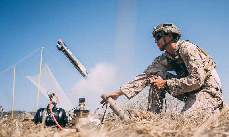 &quot;Bom lảng vảng&quot; Switchblade-600 được phóng bằng ống phóng gọn nhẹ có thể bay lòng vòng trên không tìm mục tiêu dưới mặt đất rồi tấn công. (Ảnh: Sohu).