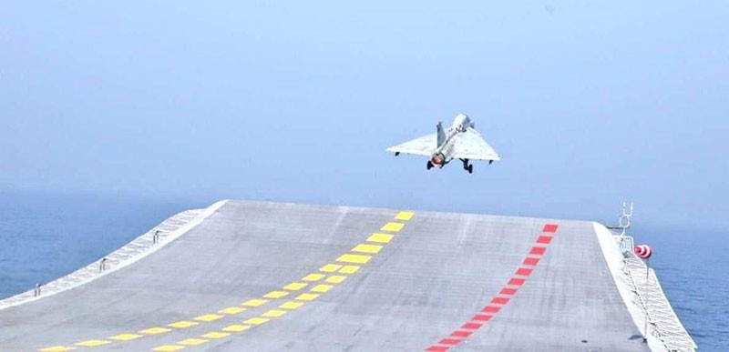 Máy bay Tejas cất cánh từ tàu Vikrant (Ảnh: The Hindu).