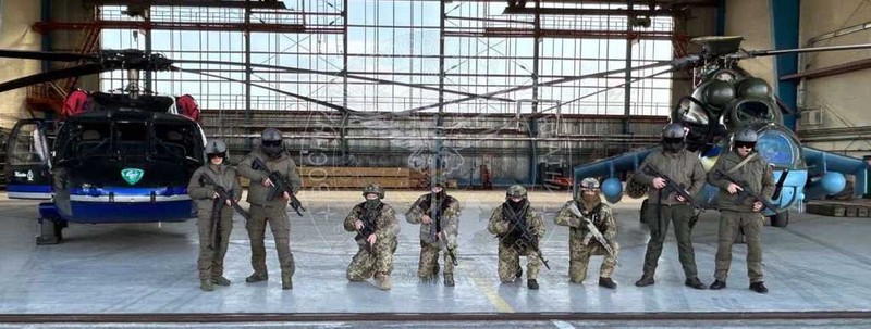 Binh sĩ lực lượng tác chiến đặc biệt của GUR bên cạnh máy bay UH-60A Black Hawk (trái) và Mi-24 Hind (Ảnh: GUR). Binh sĩ lực lượng tác chiến đặc biệt của GUR bên cạnh máy bay UH-60A Black Hawk (trái) và Mi-24 Hind (Ảnh: GUR).