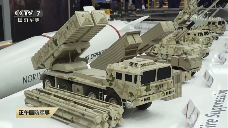 Mô hình dàn phóng AR-5 (trái) và vũ khí Trung Quốc tại IDEX 2023 (Ảnh: Toutiao).